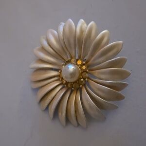 Vintage Gold Brooch Classic Floral Design
